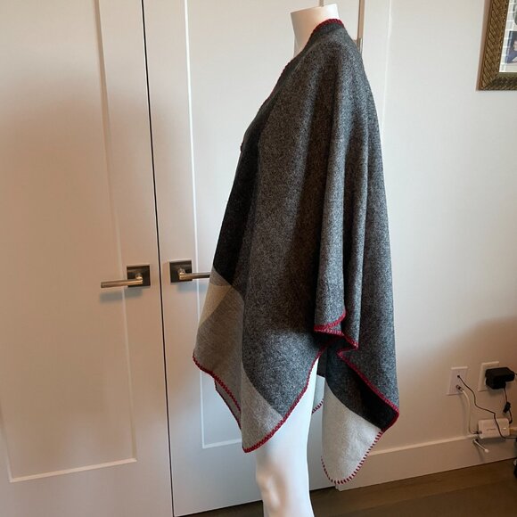 Roots Cozy 100% Acrylic Oversize Poncho/Cape Black Grey Cream Red Trim OS NWOT - Picture 5 of 13